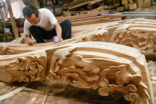 Giữ nghề dựng nhà gỗ ở Phù Yên
