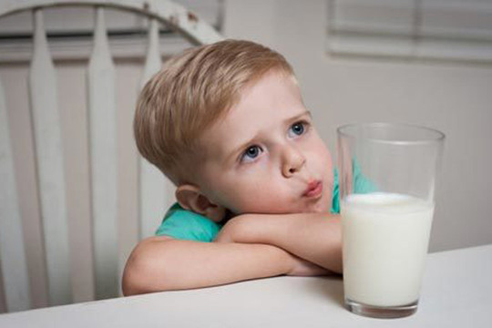 Bác sĩ tại nhà: Trẻ uống nhiều sữa có tốt không?