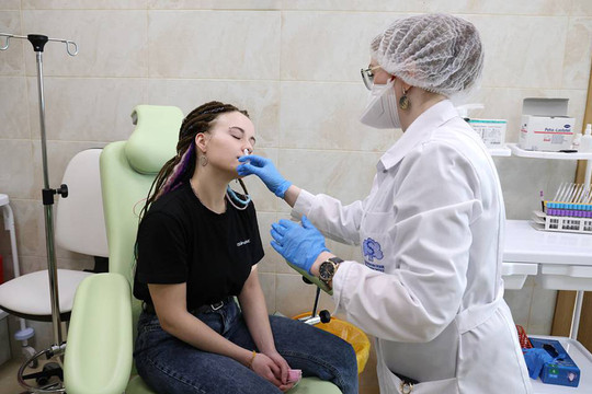 Nga đăng ký vắc xin phòng Covid-19 dạng xịt mũi đầu tiên thế giới