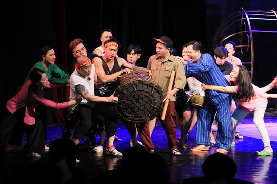 Nhà hát Tuổi trẻ công diễn vở hài kịch “Cái… ao làng”