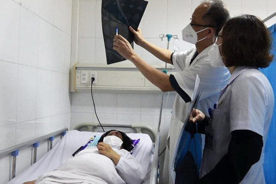 Nữ bệnh nhân 47 tuổi ở Hà Nội suýt mù mắt sau khi tiêm filler nâng mũi