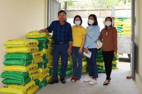 Quốc Oai hỗ trợ gần 70 tấn phân bón cho nông dân sản xuất