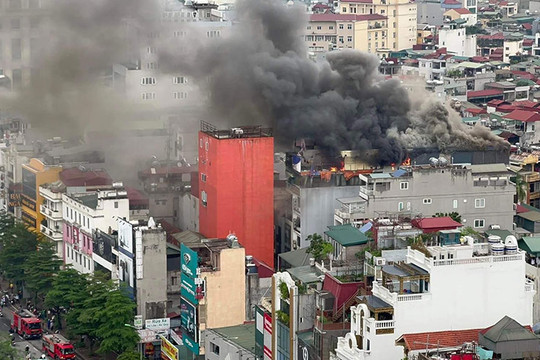 Dập tắt đám cháy trong ngõ phố La Thành