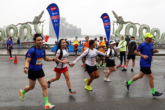 Các tuyển thủ quốc gia chiếm ưu thế tại Giải chạy Tay Ho Half Marathon lần II