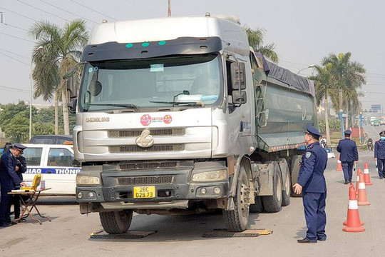 Xử phạt 35 trường hợp xe chở quá tải, vi phạm kích thước thành thùng tại khu vực cầu Thăng Long