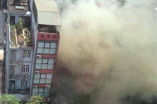 Dập tắt đám cháy tại quán bún chả trên phố Nguyễn Hoàng