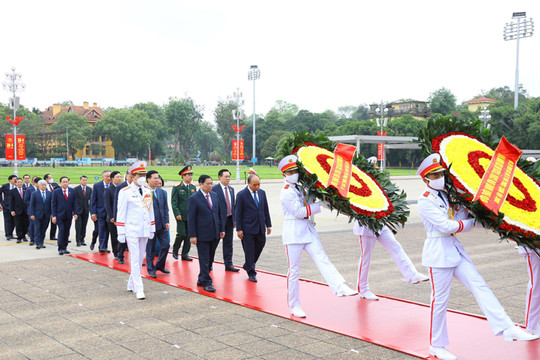 Lãnh đạo Đảng, Nhà nước và thành phố Hà Nội viếng Chủ tịch Hồ Chí Minh nhân kỷ niệm 47 năm Ngày thống nhất đất nước
