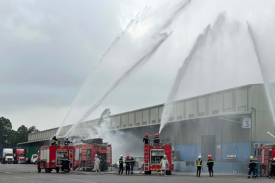 Diễn tập cứu hỏa kho xưởng với nhiều tình huống phức tạp