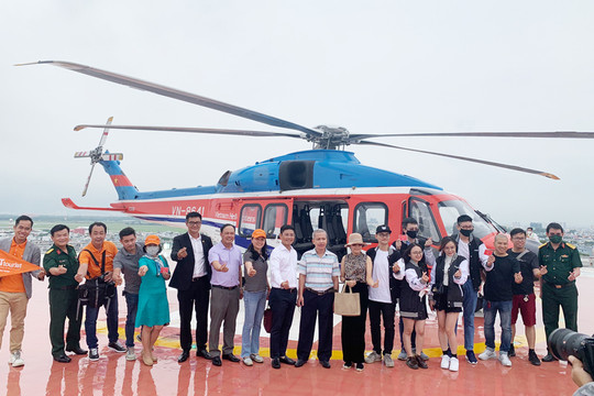 Chuyến trực thăng đầu tiên chở du khách ngắm thành phố Hồ Chí Minh