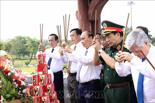 Chủ tịch nước dâng hương các Anh hùng liệt sĩ tại Di tích quốc gia đặc biệt Thành cổ Quảng Trị