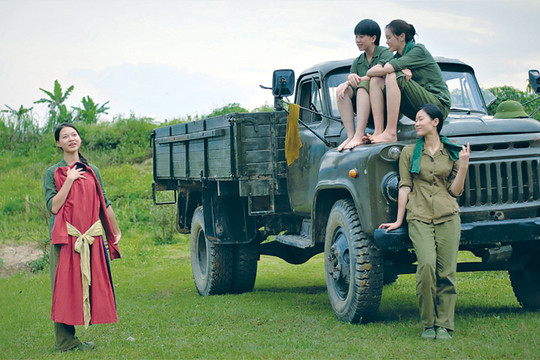 Phim truyện điện ảnh “Bình minh đỏ”: Bài ca về những nữ chiến sĩ lái xe anh hùng