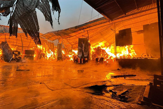 Điều động 11 xe cứu hỏa dập tắt đám cháy xưởng gỗ