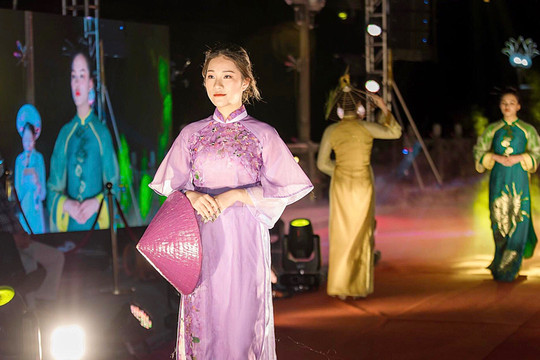 Áo dài Việt lung linh trong đêm Lễ hội Móng Cái - Chào hè 2022