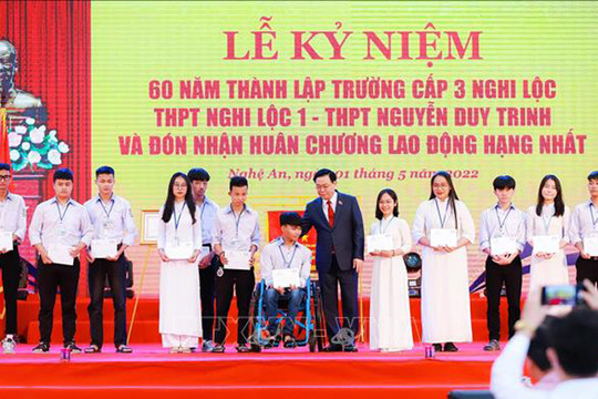 Chủ tịch Quốc hội Vương Đình Huệ dự Lễ kỷ niệm 60 năm thành lập Trường THPT Nguyễn Duy Trinh và đón nhận Huân chương Lao động hạng Nhất