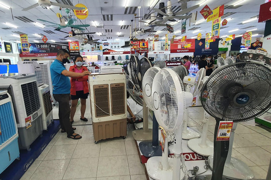 Thị trường hàng chống nóng vào mùa: Mua sớm để được giao nhanh