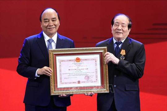 Chủ tịch nước Nguyễn Xuân Phúc trao Huân chương Độc lập hạng Nhì cho nhà thơ Hữu Thỉnh