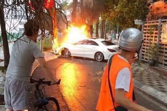 Ô tô Mercedes bốc cháy sau khi đâm vào gốc cây ven hồ Tây