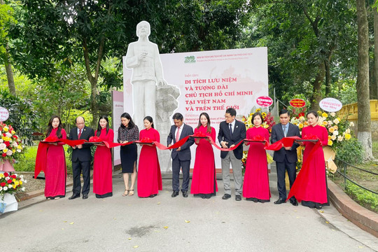 Triển lãm “Di tích lưu niệm và tượng đài Chủ tịch Hồ Chí Minh tại Việt Nam và trên thế giới"