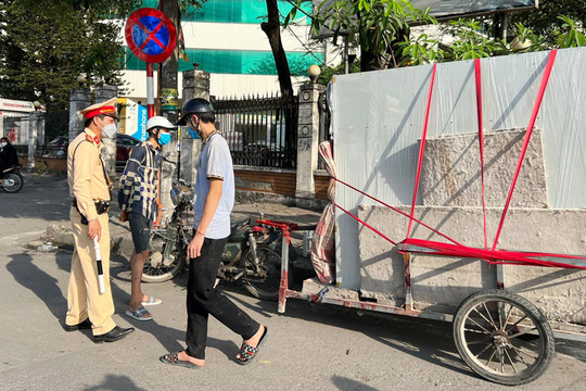 Hà Nội: Tạm giữ hơn 20 xe ba bánh, mô tô tự chế quá niên hạn, chở hàng cồng kềnh