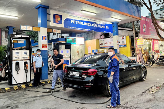 Quản lý thị trường Hà Nội xử lý nghiêm hành vi găm hàng, tăng giá xăng dầu