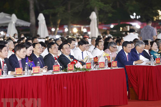 Chủ tịch Quốc hội Vương Đình Huệ dự khai mạc Lễ hội Hoa phượng đỏ 2022