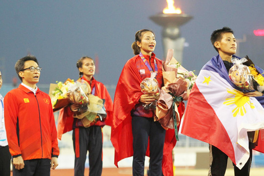 Phó Thủ tướng Vũ Đức Đam trực tiếp trao Huy chương vàng SEA Games cho Nguyễn Thị Oanh