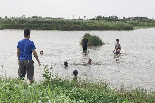 Ba học sinh đuối nước tử vong khi tắm trên đập nước