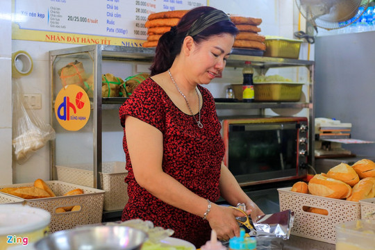 Những hàng bánh mì nổi tiếng Hà Nội bán hơn 1.000 chiếc mỗi ngày