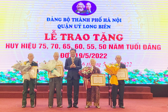 348 đảng viên Đảng bộ quận Long Biên nhận Huy hiệu Đảng đợt 19-5