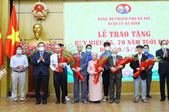 Lãnh đạo Thành ủy Hà Nội trao Huy hiệu Đảng tặng đảng viên quận Ba Đình