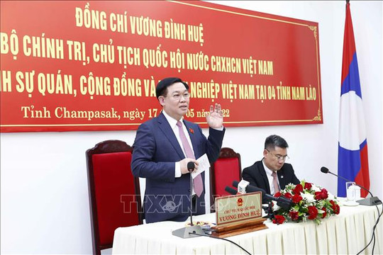 Chủ tịch Quốc hội Vương Đình Huệ gặp gỡ cán bộ, nhân viên Tổng lãnh sự quán Việt Nam tại Pakse, cộng đồng và doanh nghiệp tại 4 tỉnh Nam Lào