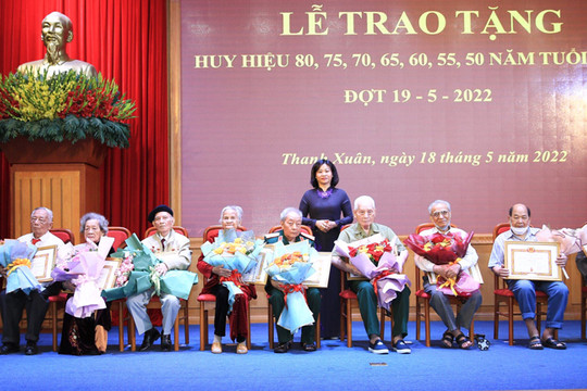 Phó Bí thư Thường trực Thành ủy trao Huy hiệu 80 năm tuổi Đảng tại Đảng bộ quận Thanh Xuân