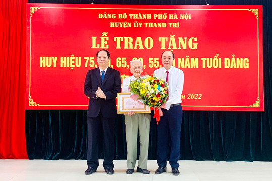 Huyện ủy Thanh Trì trao Huy hiệu Đảng cho đảng viên thuộc Đảng bộ thị trấn Văn Điển