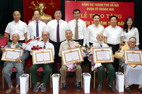 5 đảng viên quận Hoàng Mai được trao tặng Huy hiệu 75 năm tuổi Đảng