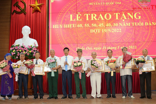 Huyện ủy Quốc Oai trao Huy hiệu Đảng tặng 90 đảng viên