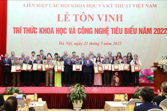Chủ tịch nước Nguyễn Xuân Phúc: Thúc đẩy đội ngũ trí thức khoa học ngày càng lớn mạnh, đóng góp nhiều hơn cho sự phát triển đất nước