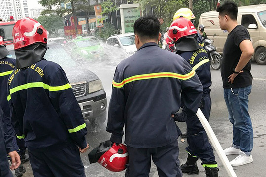 Dập tắt đám cháy ô tô trên đường Phạm Văn Bạch