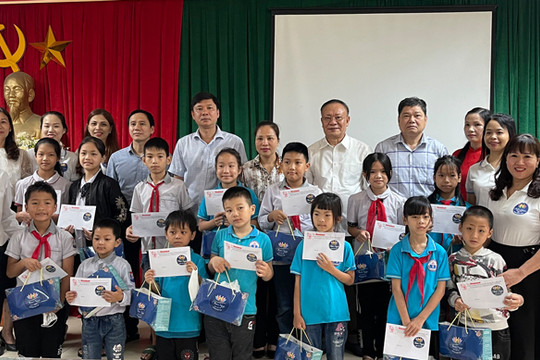 Trao 60 suất quà tặng học sinh nghèo vượt khó tại huyện Ứng Hòa