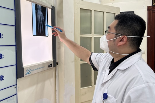 Vừa sạc vừa chơi điện tử, nam thanh niên nhập viện với bàn tay bị giập nát