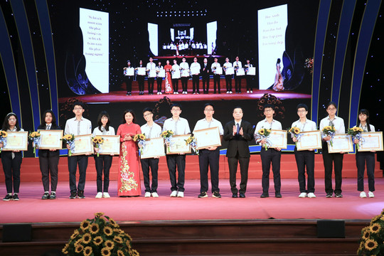 Hà Nội tuyên dương 700 học sinh giỏi tiêu biểu