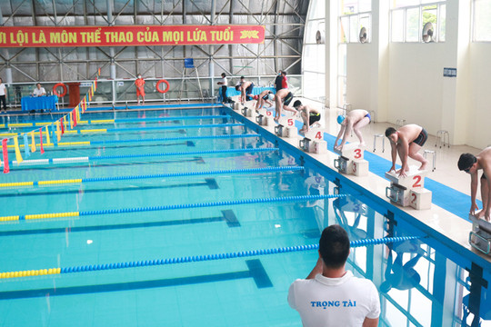 Hà Nội: Gần 500 em tham gia giải bơi học sinh phổ thông