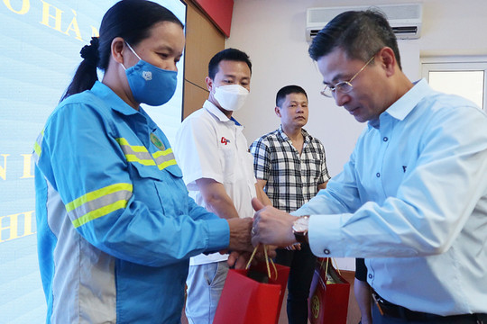 Công đoàn Hà Nội trao hỗ trợ cho công nhân bị tai nạn lao động nặng
