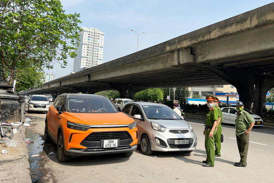 Ra quân xử lý tình trạng xe ô tô dừng đỗ 2 hàng trên phố Nguyễn Xiển