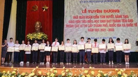 Quận Hoàn Kiếm tuyên dương 379 giáo viên, học sinh tiêu biểu