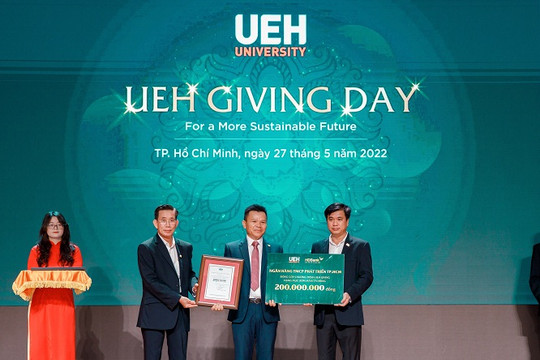HDBank tặng học bổng cho sinh viên Đại học Kinh tế thành phố Hồ Chí Minh vì tương lai phát triển bền vững