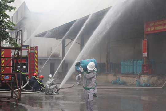 Hơn 200 người tham gia diễn tập chữa cháy, cứu nạn, cứu hộ ở Gia Lâm