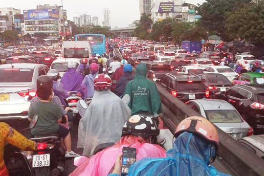 Hà Nội: Nhiều tuyến đường ùn tắc do tránh chỗ ngập lụt