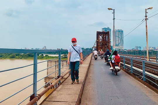 Đi bộ trên cầu Long Biên