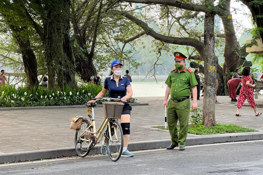 Xử phạt người đi xe đạp trong không gian phố đi bộ hồ Hoàn Kiếm