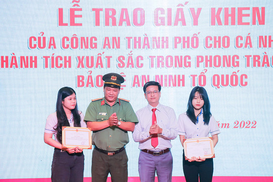 Công an thành phố Hồ Chí Minh khen thưởng 2 nữ sinh viên bắt cướp